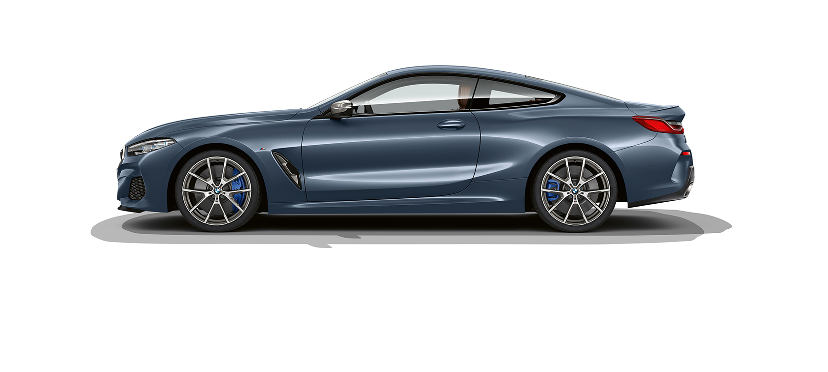 BMW 8シリーズ クーペの静止画 白い背景でのBMW 8シリーズ クーペのサイドの静止画。