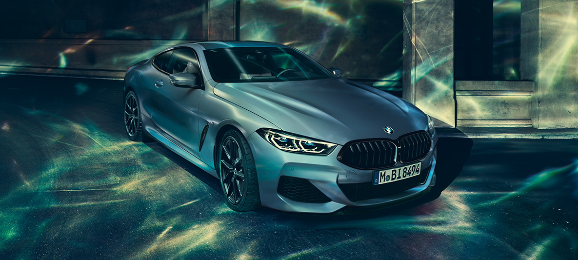 BMW M850i クーペ FIRST EDITION 斜め前方から BMW M850i クーペ FIRST EDITION 都市的風景の中で撮った斜め前方からのスチルショット。