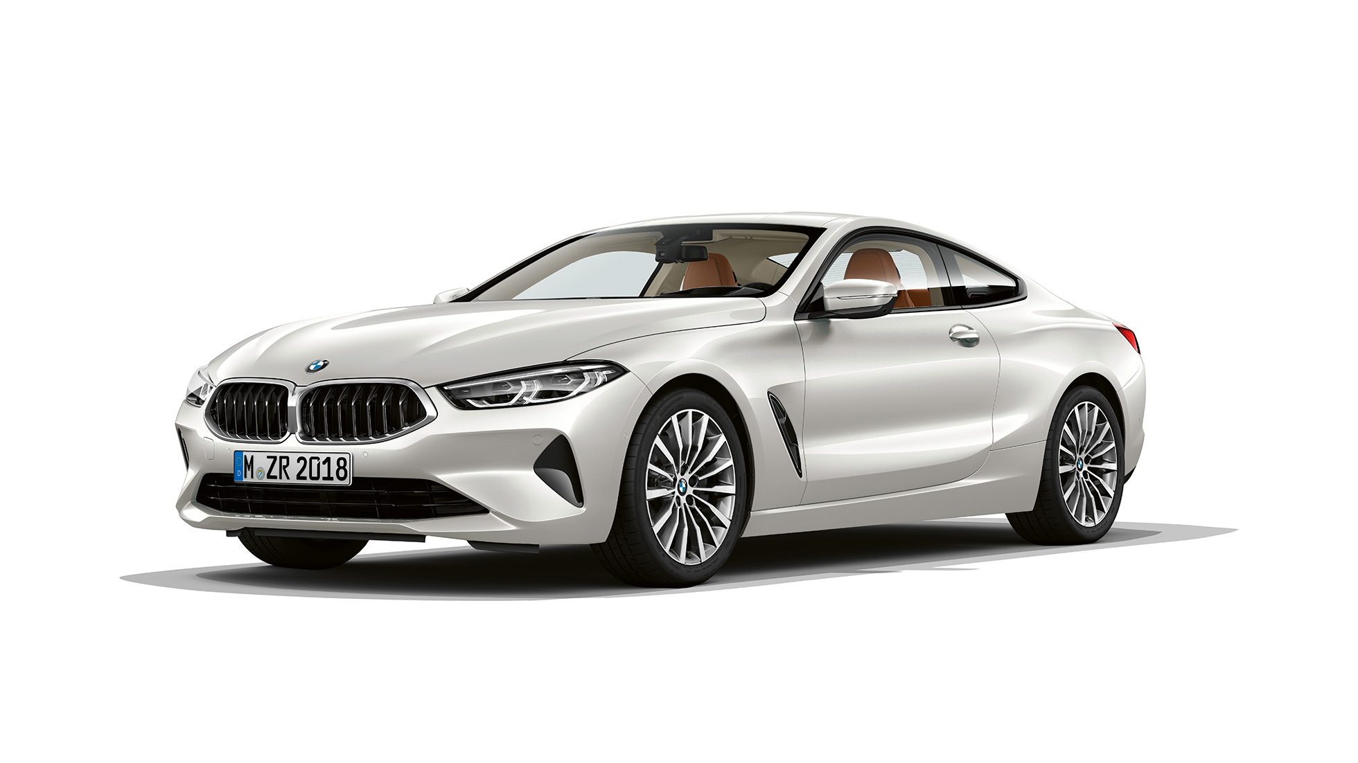 BMW 8シリーズ クーペ、斜めからのフロント・ビュー。 BMW 8シリーズ クーペ、ミネラル・ホワイト・メタリック、斜めからのフロント・ビュー。