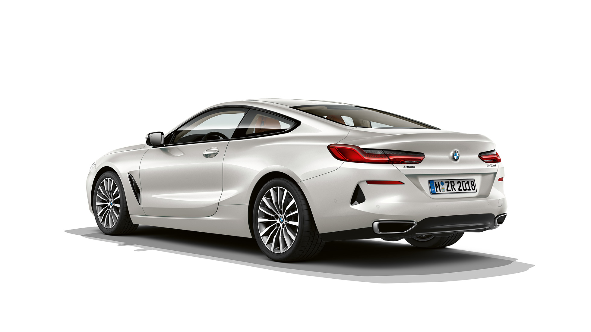 BMW 8シリーズ クーペ、斜めからのバック・ビュー。 BMW 8シリーズ クーペ、ミネラル・ホワイト・メタリック、斜めからのバック・ビュー。