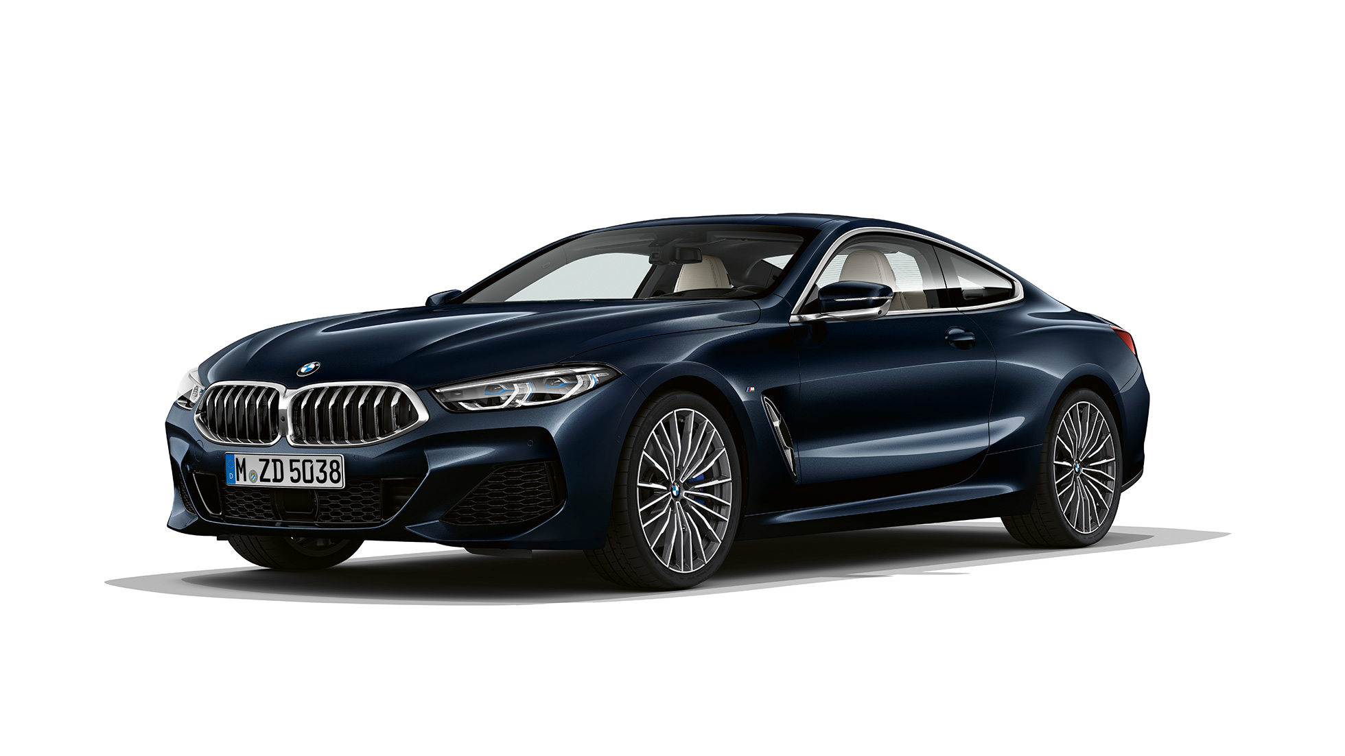 BMW 8シリーズ クーペ、斜めからのフロント・ビュー。 BMW 8シリーズ クーペ、カーボン・ブラック・メタリック、斜めからのフロント・ビュー。