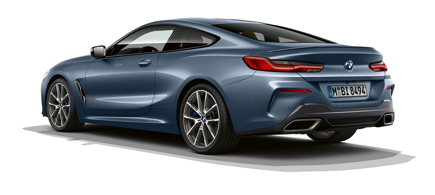 BMW 8erクーペ、バルセロナ・ブルー・メタリック。 BMW 8erクーペ、バルセロナ・ブルー・メタリック、斜めからのリヤ・ビュー。