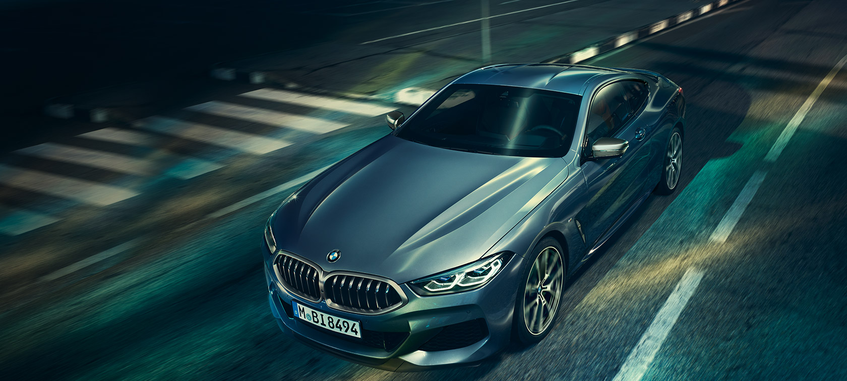 BMW 8シリーズ クーペ、斜めからのフロント・ビュー。 BMW 8シリーズ クーペ、斜めからのフロント・ビュー、エンジン・ボンネットの光景。
