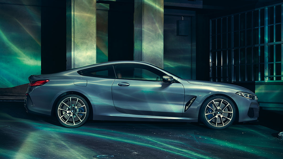 BMW 8シリーズ・クーペ、サイド・ビュー。 都会に佇むBMW 8シリーズ クーペの横からのショット。
