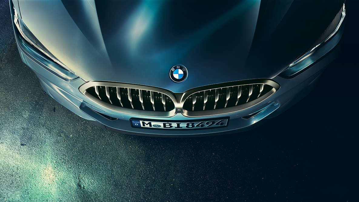 BMW 8シリーズ クーペ、エンジン・ボンネット 上から眺めたBMW 8シリーズ クーペのエンジン・ボンネットのクローズ・アップ