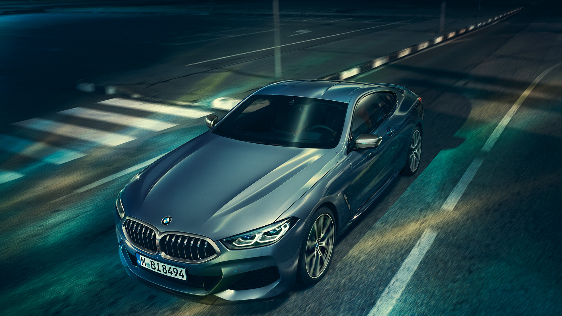 BMW 8シリーズ クーペ、斜めからのフロント・ビュー。 BMW 8シリーズ クーペ、斜めからのフロント・ビュー、エンジン・ボンネットの光景。