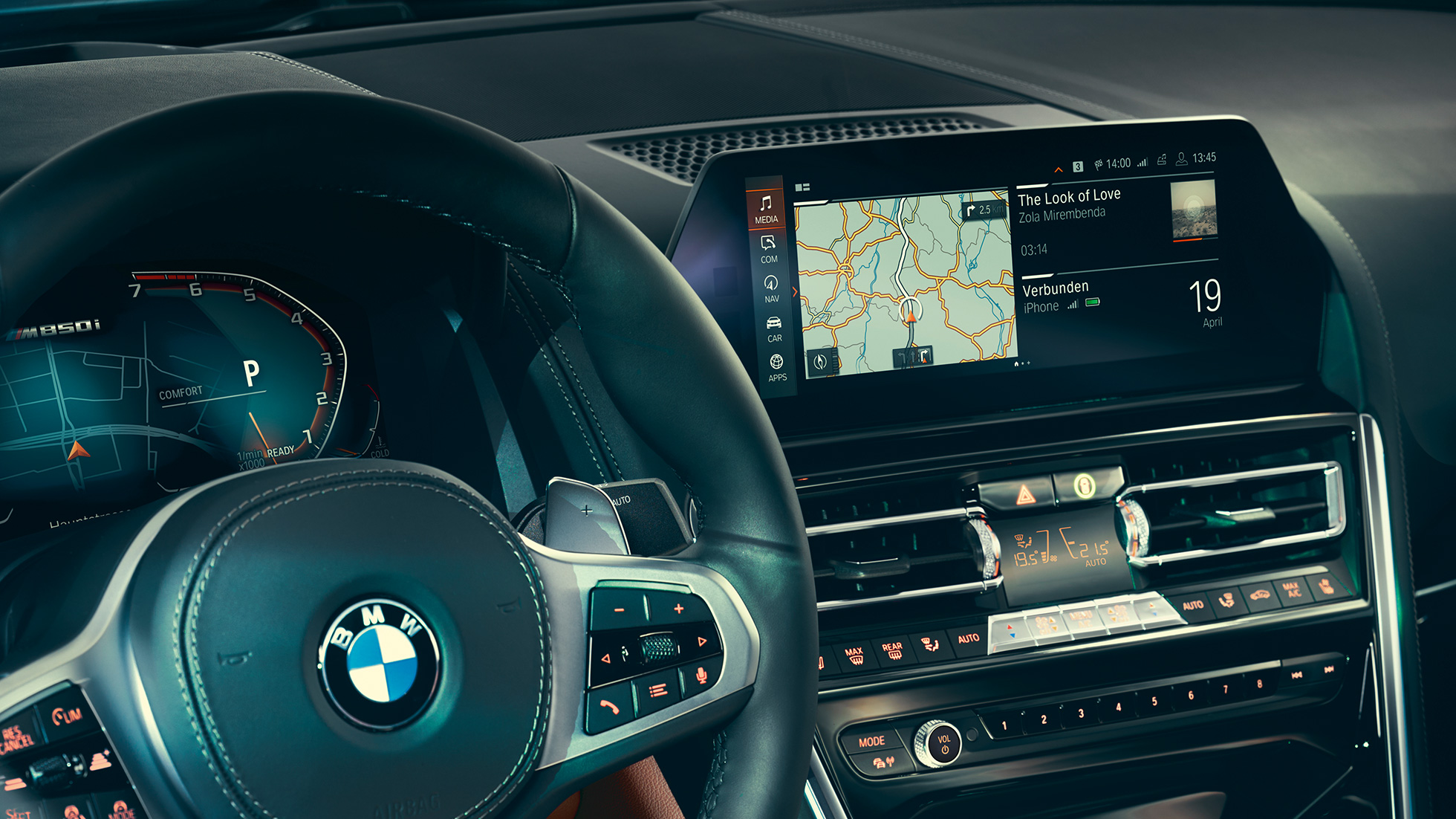 BMW 8シリーズ クーペ、コックピット。 BMW 8シリーズ クーペ、コックピット、ステアリング・ホイールとコントロール・ディスプレイとのクローズ・アップ・ビュー。