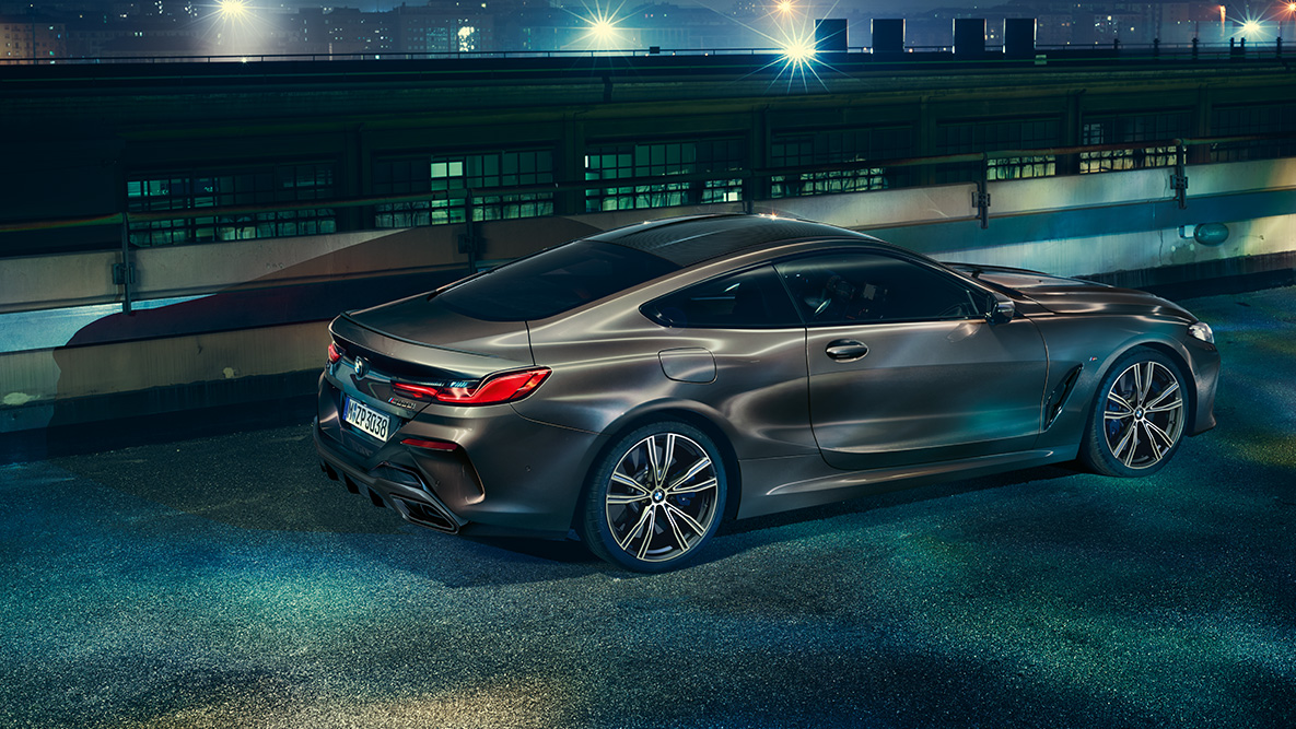 夜の都会に佇むBMW Individualの装備が施されたBMW 8シリーズ クーペのショット。 夜の都会に佇むBMW Individualの装備が施されたBMW 8シリーズ クーペのショット。