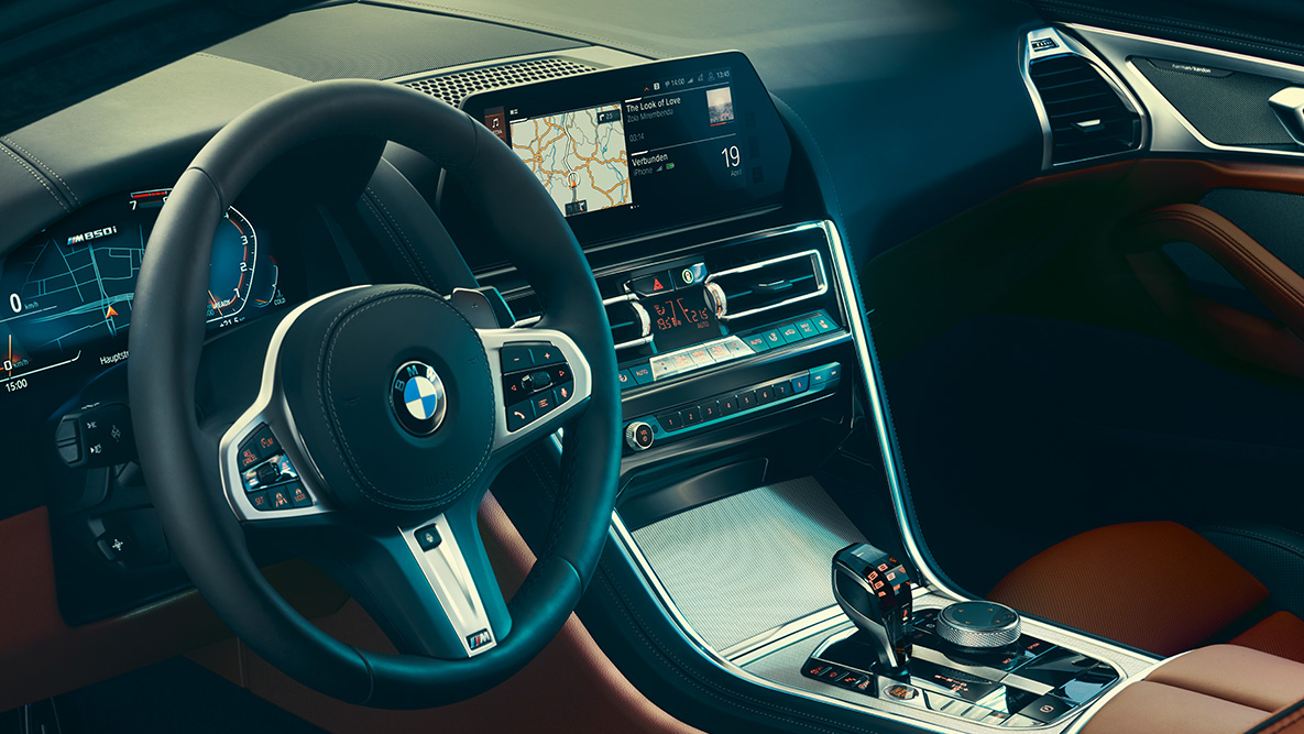 BMW 8シリーズ クーペ、コックピット BMW 8シリーズ クーペのコックピットのクローズ・アップ。