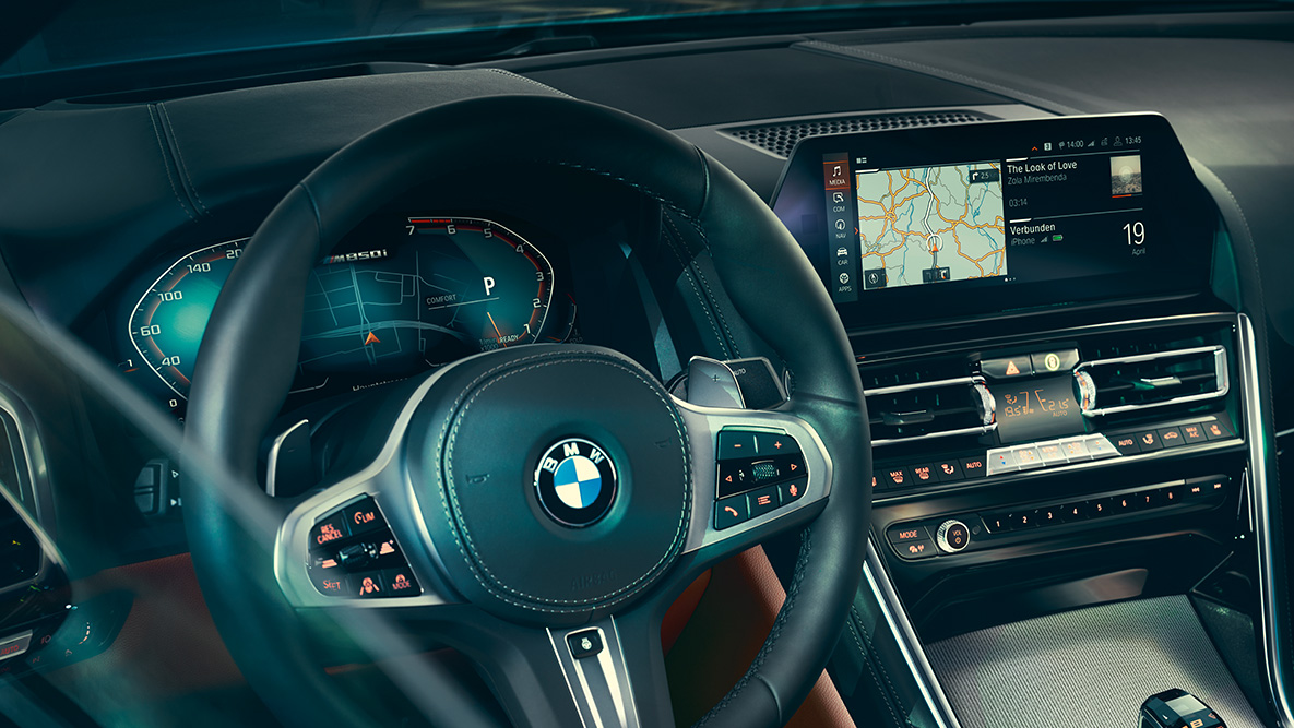 BMW 8シリーズ クーペ、コックピット。 ステアリング・ホイールを中心に据えたBMW 8シリーズ クーペのインテリアのクローズ・アップ。