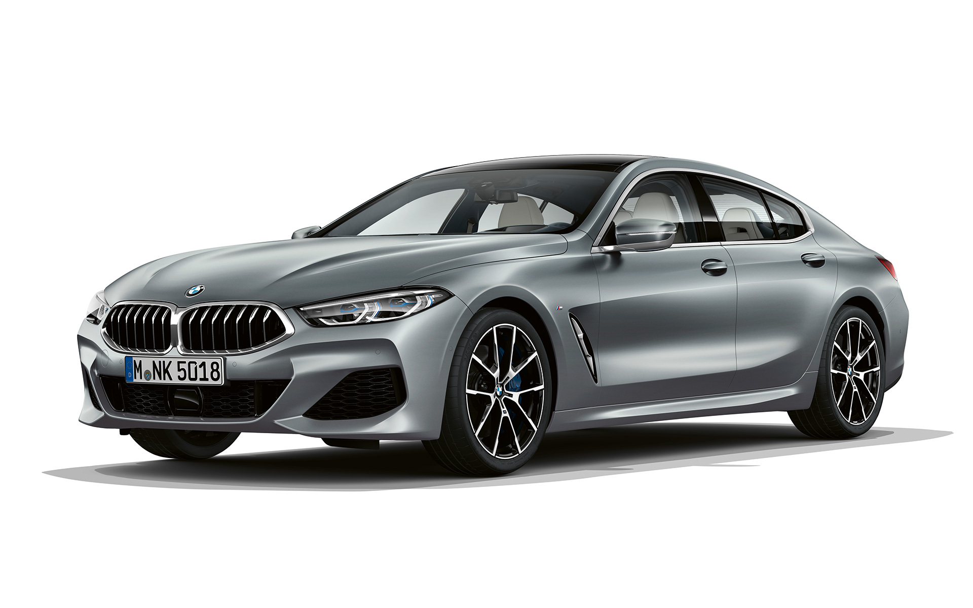 斜め前から見たフローズン・テンプテーション BMW 8 シリーズ グラン クーペ、斜め前から見たフローズン・テンプテーション