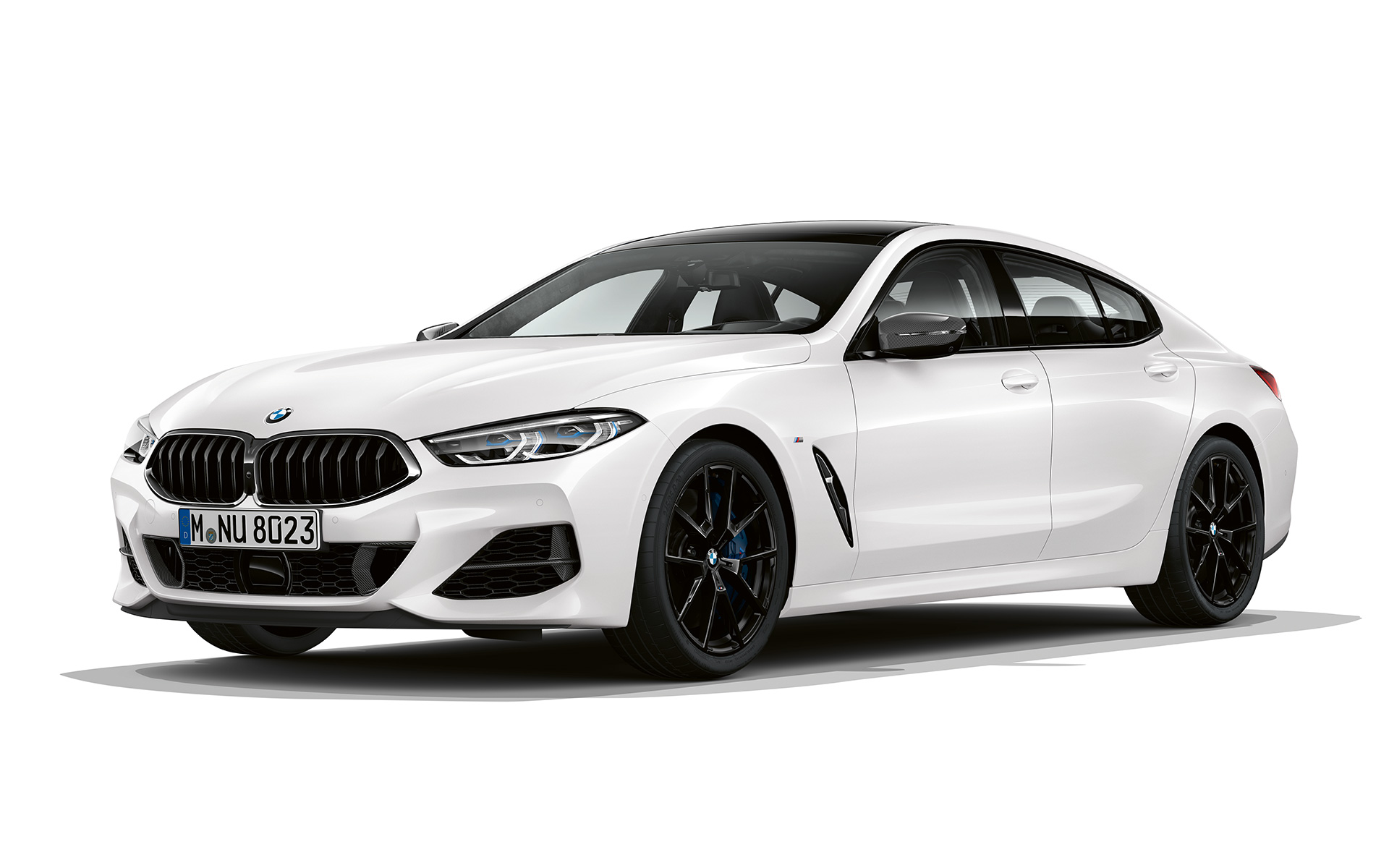 斜め前から見たピュア・コントラスト BMW 8 シリーズ グラン クーペ、斜め前から見たピュア・コントラスト