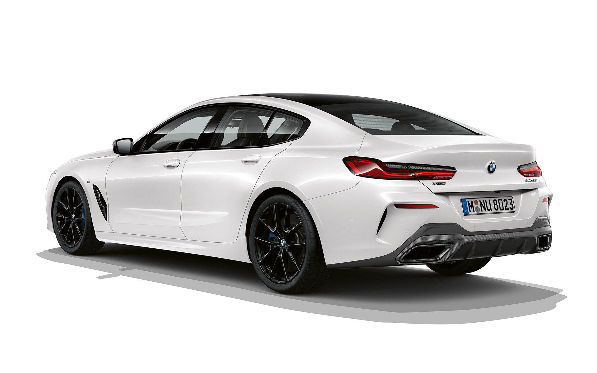 斜め後ろから見たピュア・コントラスト BMW 8 シリーズ グラン クーペ、斜め後ろから見たピュア・コントラスト