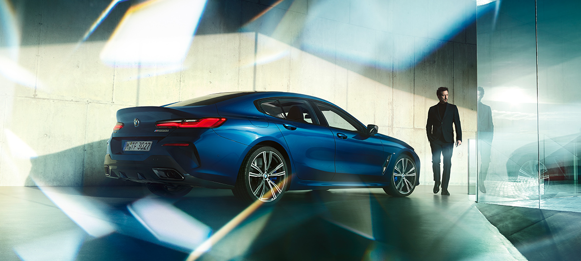 斜め後ろから見た BMW Individual BMW 8 シリーズ グラン クーペ、斜め後ろから見た BMW Individual