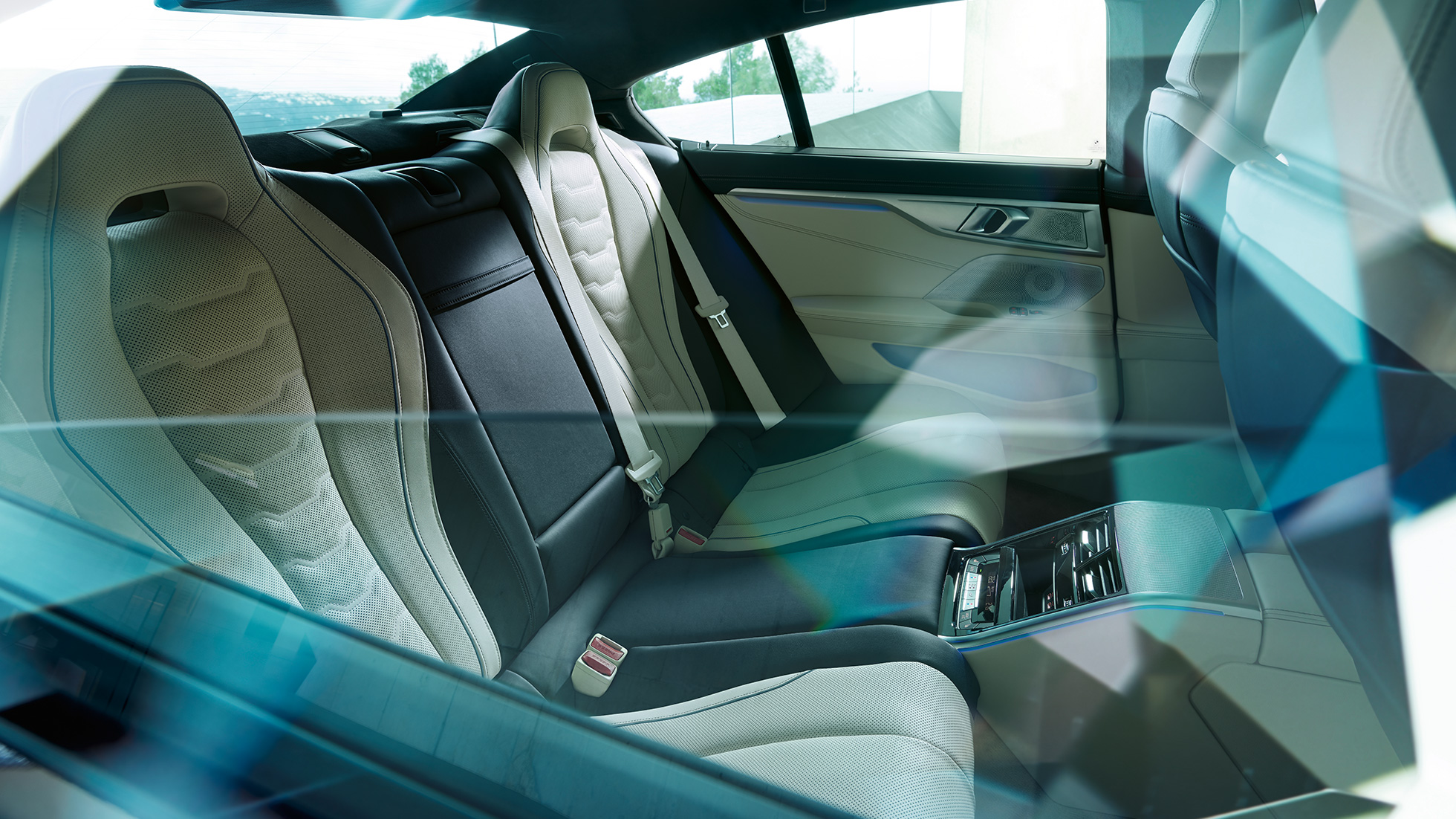 後部インテリア・デザイン BMW 8 シリーズ グラン クーペ、後部インテリア・デザイン。