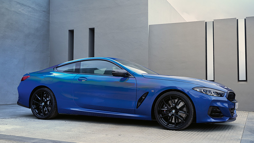 BMW 8 シリーズ クーペ 斜めからのフロント・ビューイメージ BMW 8 シリーズ クーペ 斜めからのフロント・ビュー イメージ