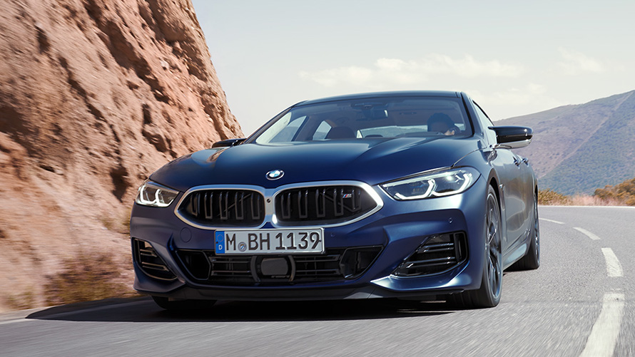 BMW 8 シリーズ グラン クーペ (G16) three-quarter rear view driving BMW 8 シリーズ グラン クーペ (G16) three-quarter rear view driving