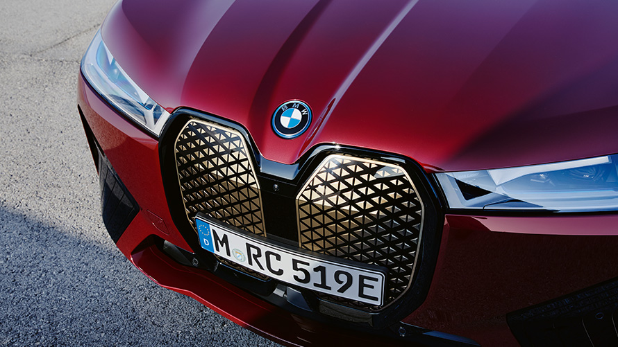 BMW iX i20 電動SUV BMW iX xDrive50 シャイ・テク BMW iX i20 2021 電動SUV BMW iX xDrive50 アベンチュリン・レッド フロント・ビュー BMWキドニー・グリル シャイ・テク