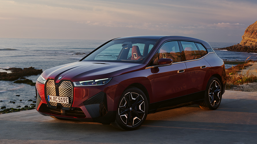 BMW iX i20 2021 電動SUV BMW iX xDrive50 アベンチュリン・レッド サイド・ビュー エクステリア