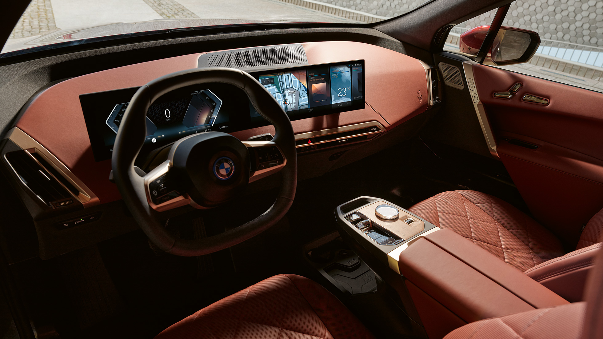 BMW iX インテリア カスターニャ BMW iX アベンチュリン・レッド i20 インテリア カスターニャ