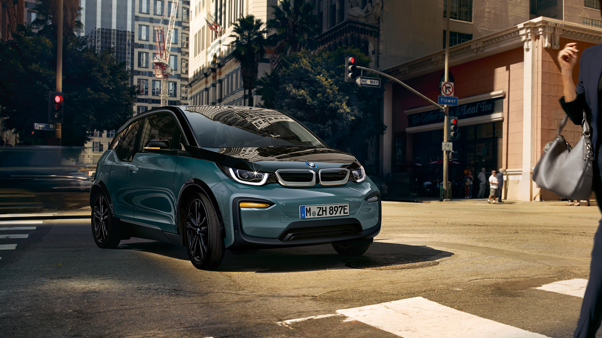 BMW i3 2018 斜めからのフロント・ビュー 走行中 BMW i3 I01 2018 フカロ・ベージュ フローズン・グレー・メタリック・ハイライト付 斜めからのフロント・ビュー 都会を走行中