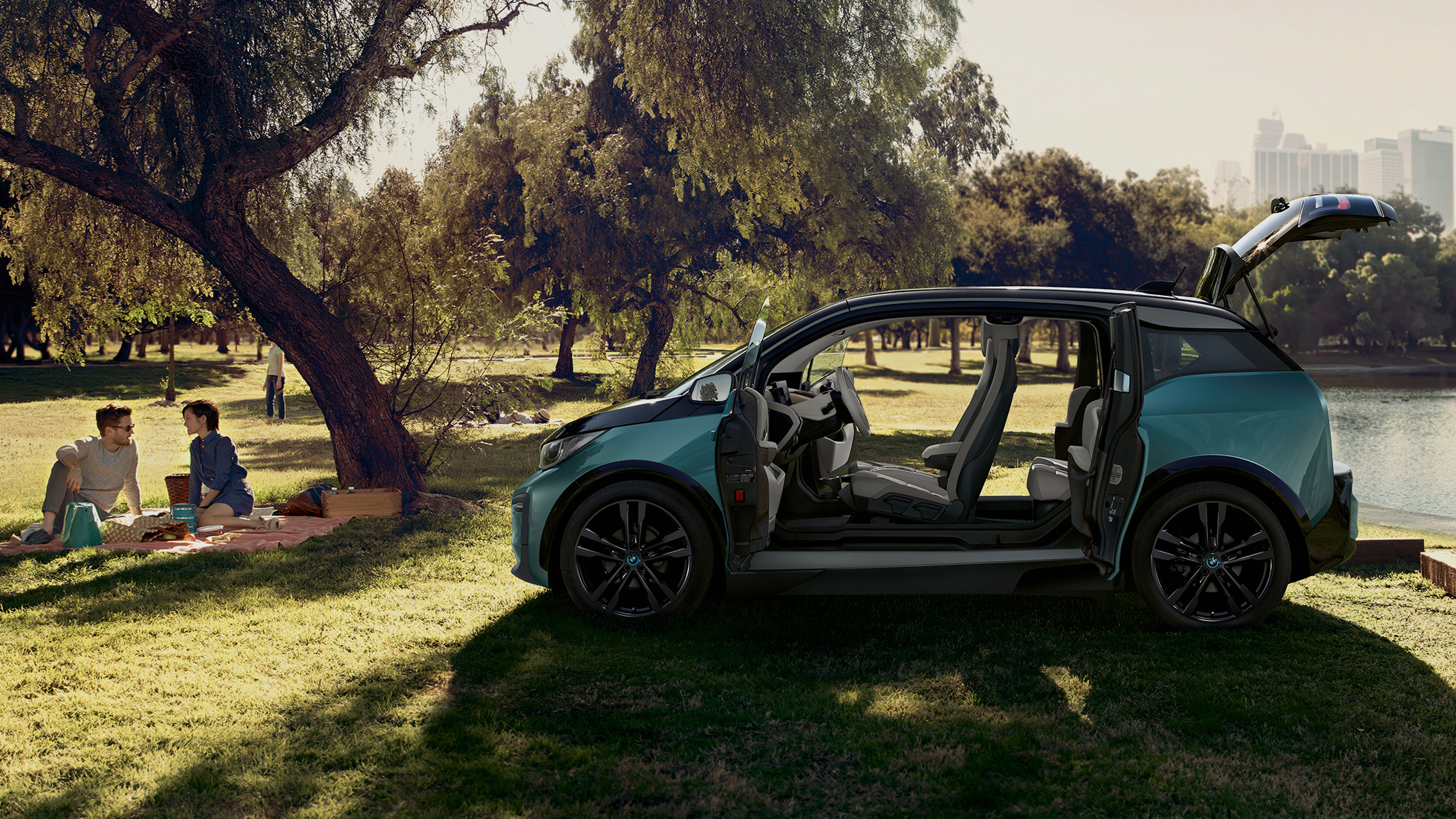 BMW i3 2018 ドアが開いた状態のビュー BMW i3 I01 2018 フカロ・ベージュ フローズン・グレー・メタリック・ハイライト付 ドアが開いた状態のサイド・ビュー