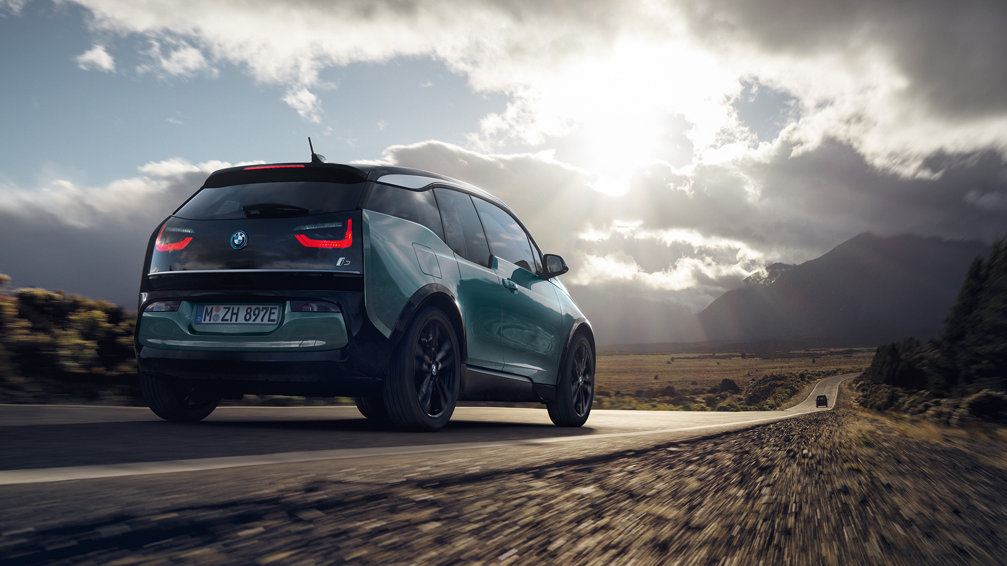BMW i3 2018 斜めからのリヤ・ビュー ハイウェイ走行中 BMW i3 I01 2018 フカロ・ベージュ フローズン・グレー・メタリック・ハイライト付 斜めからのリヤ・ビュー ハイウェイ走行中