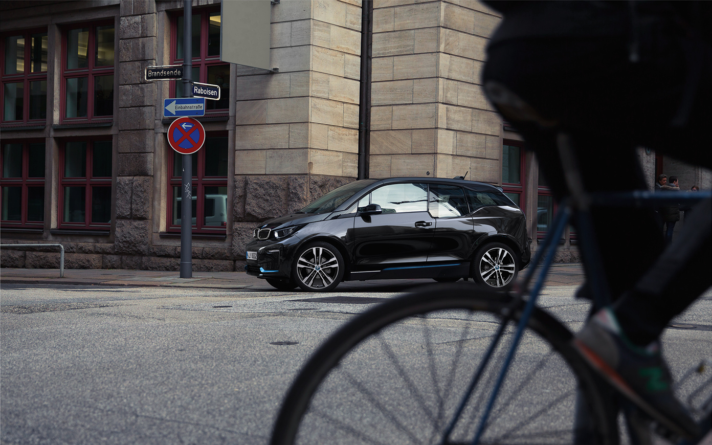 BMW i3s I01 2018　フルイド・ブラック　BMW iブルー・ハイライト付 都会でのサイド・ビュー 走行中
