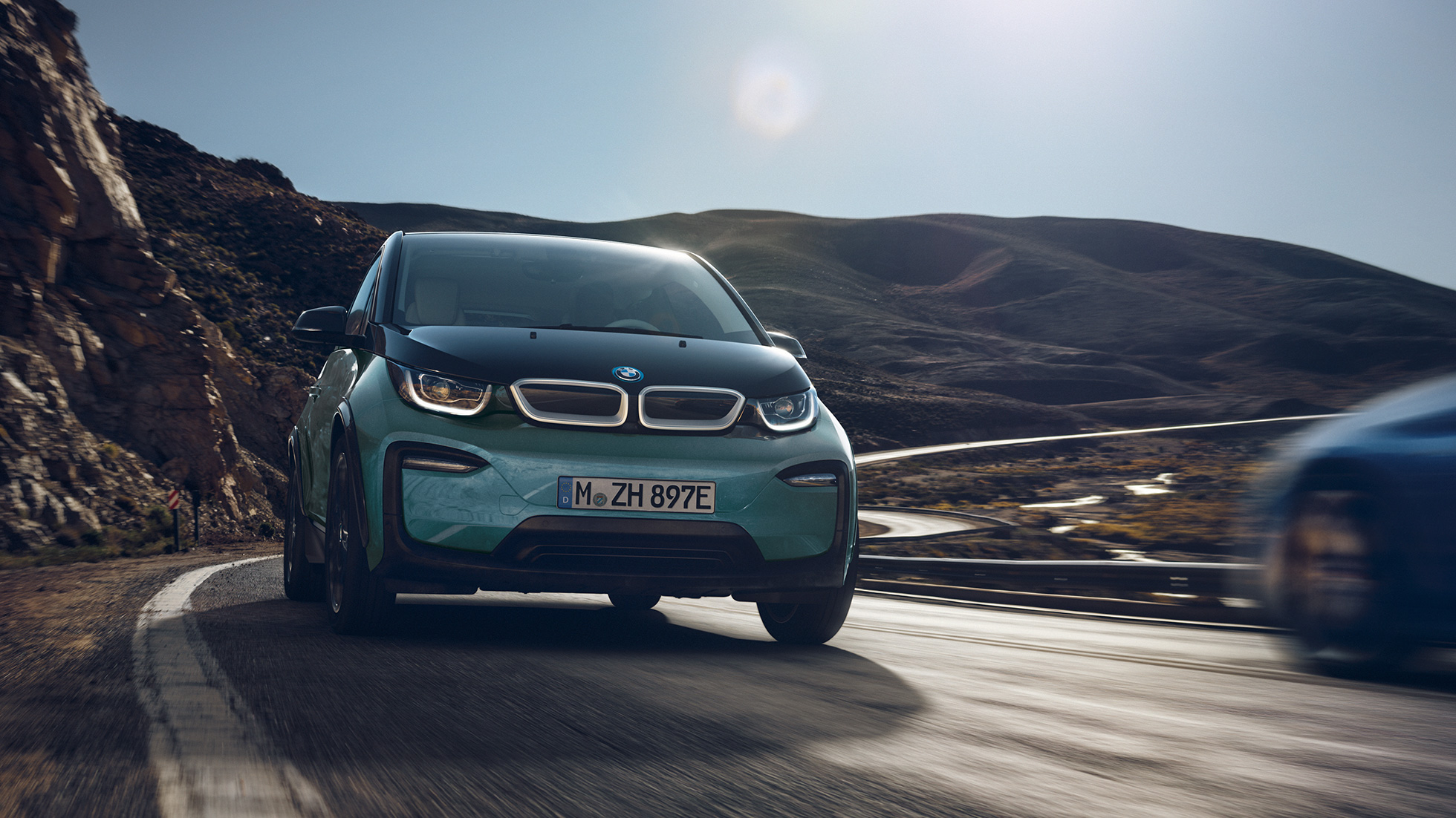 BMW i3 2018 サイド・ビュー 走行中 BMW i3 I01 2018 フカロ・ベージュ フローズン・グレー・メタリック・ハイライト付 サイド・ビュー 都会を走行中