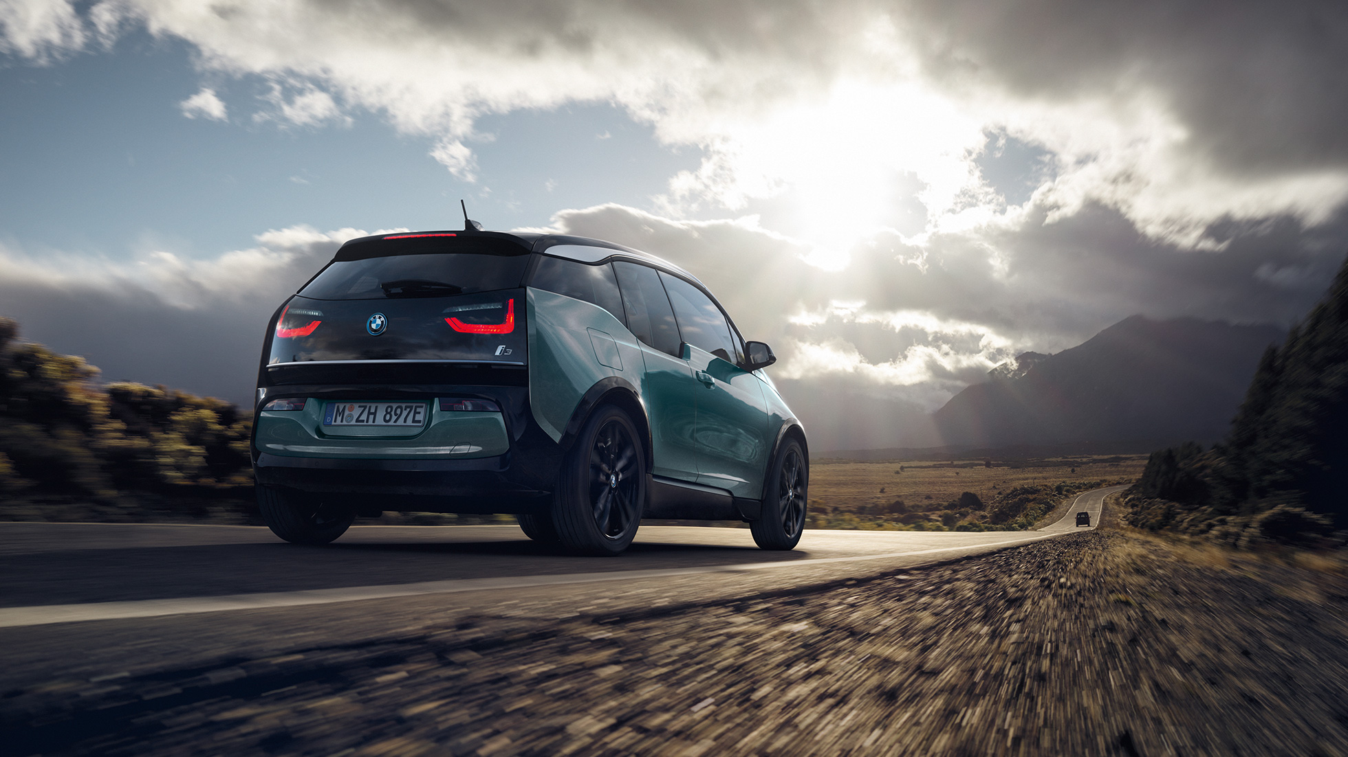BMW i3 2018 斜めからのリヤ・ビュー ハイウェイ走行中 BMW i3 I01 2018 フカロ・ベージュ フローズン・グレー・メタリック・ハイライト付 斜めからのリヤ・ビュー ハイウェイ走行中