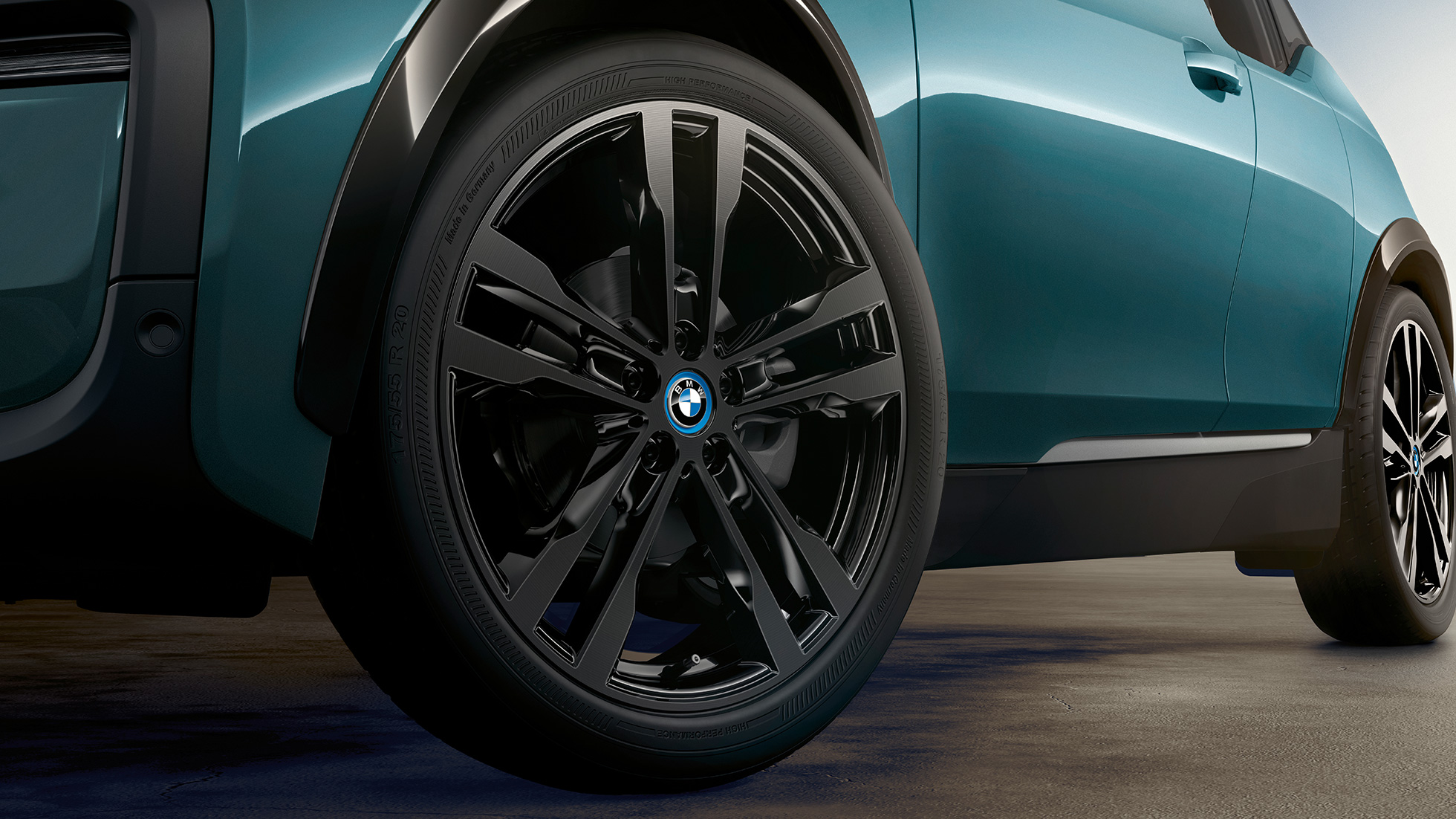 BMW i3 2018 ライト・アロイ・ホイール BMW i3 I01 2018 フカロ・ベージュ フローズン・グレー・メタリック・ハイライト付 クローズ・アップ ライト・アロイ・ホイール