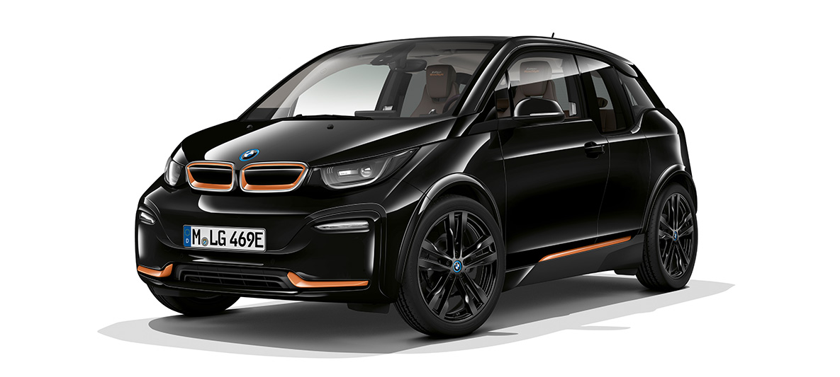 BMW i3sエディション・ロードスタイル2019 斜めからのフロント・ビュー BMW i3sエディション・ロードスタイル2019 I01フルイド・ブラック E-コッパーのハイライト付 斜めからのフロント・ビュー