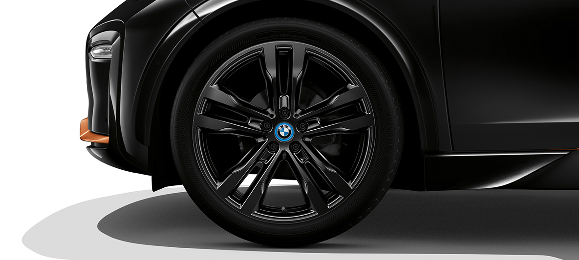 BMW i3sエディション・ロードスタイル2019 ライト・アロイ・ホイールでの横からのフロント BMW i3sエディション・ロードスタイル2019 I01フルイド・ブラック E-コッパーのハイライト付 ライト・アロイ・ホイールでの横からのフロント