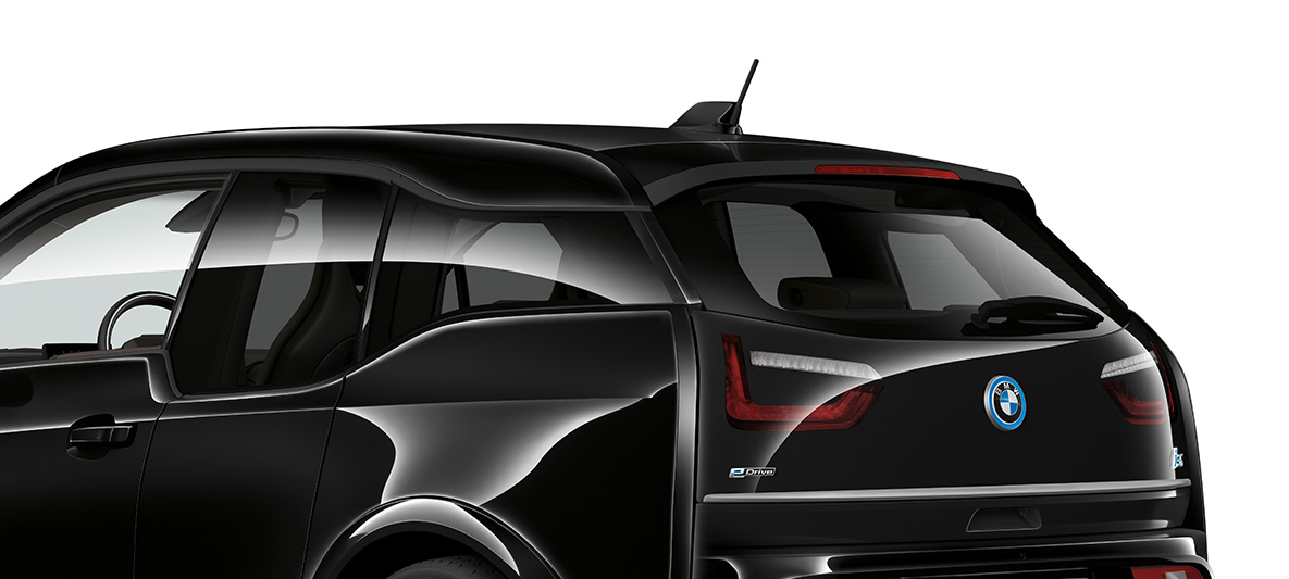 BMW i3sエディション・ロードスタイル2019 斜めからのリヤ・ビュー BMW i3sエディション・ロードスタイル2019 I01フルイド・ブラック E-コッパーのハイライト付 斜めからのリヤ・ビュー
