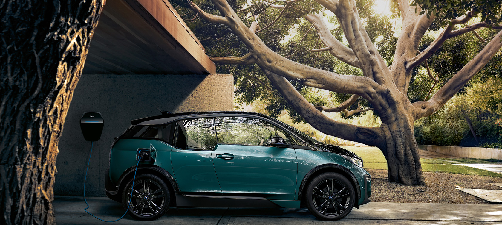 BMW i3 2018フロント・ビュー BMW i3 I01 2018 フカロ・ベージュ フローズン・グレー・メタリック・ハイライト付 フロント・ビュー 都会を走行中