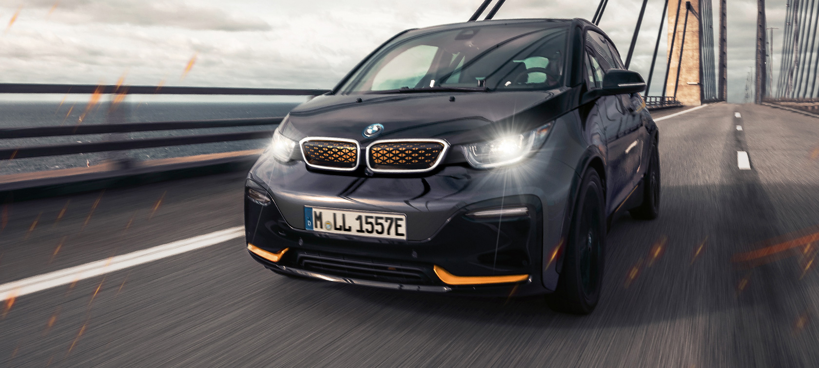 BMW i3 Unique ForeverエディションI01 斜めからのフロント・ビュー BMW i3 Unique ForeverエディションI01 ストーム・ベイ フローズンE-Copperメタリックのアクセント付 斜めからのフロント・ビュー ハイウェイを走行中