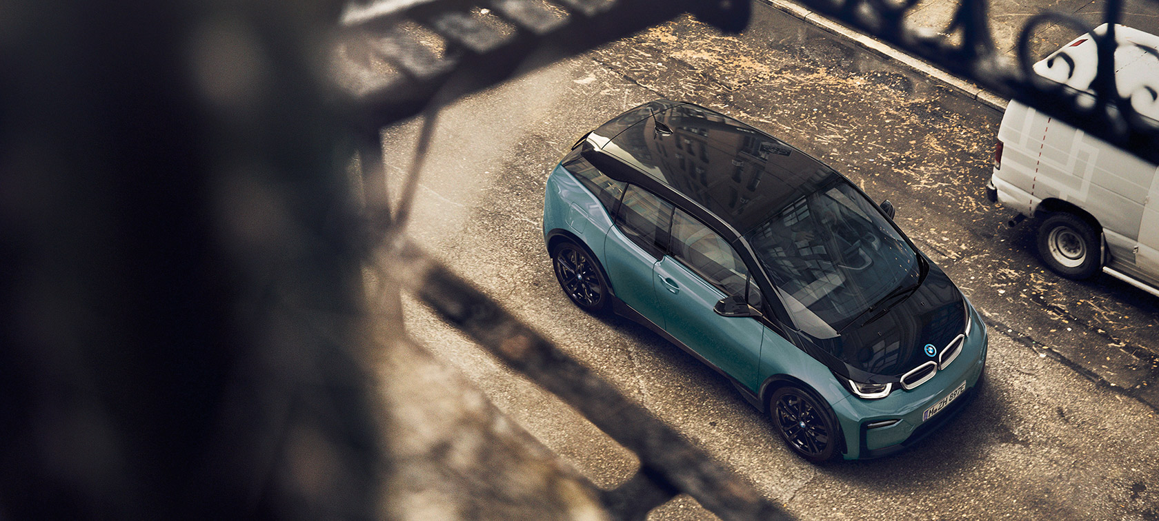 BMW i3 I01 2018 俯瞰図 BMW i3 I01 2018 ブルー・リッジ・マウンテン フローズン・グレー・メタリックのハイライト入り 俯瞰図 カーボン・ルーフ