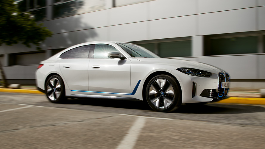 BMW i4 G26 電気自動車 2021 サイド・ビュー 建物を背景にして BMW i4 G26 電気自動車 2021 サイド・ビュー 建物を背景にして