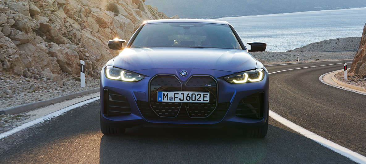 フロント・ビュー、BMW i4 M50 G26 2021、走行中 BMW i4 M50 G26 2021 M ポルティマオ・ブルー・メタリック、フロント・ビュー、路上走行中