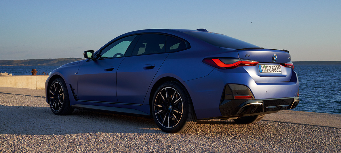 斜めからのリヤ・ビュー、BMW i4 M50 G26 2021 BMW i4 M50 G26 2021 M ポルティマオ・ブルー・メタリック、波止場での斜めからのリヤ・ビュー