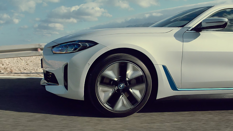 完全電動のBMW i4 M50 G26 2021のドライビング・ダイナミクスと加速についての動画 完全電動のBMW i4 M50 G26 2021のドライビング・ダイナミクスと加速についての動画
