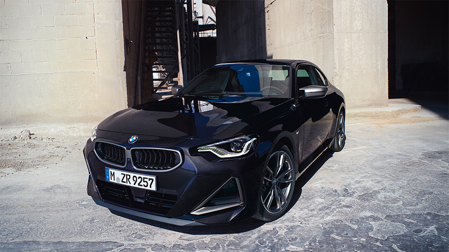 BMW M240i xDriveクーペ G42 2021 ブラック・サファイア・メタリック 斜めからのフロント・ビュー 倉庫前に停車中