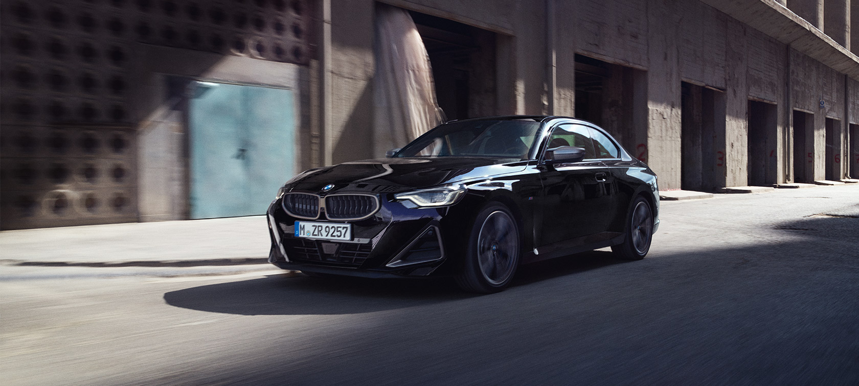 BMW M240i xDriveクーペ G42 2021 ブラック・サファイア・メタリック 斜めからのフロント・ビュー 走行中