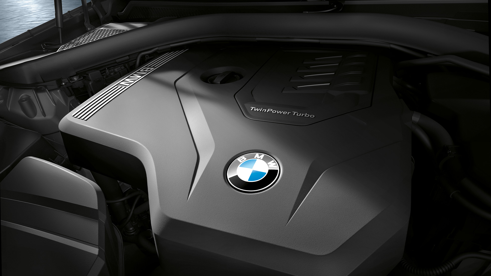 BMW M340i xDrive のエンジン BMW M340i xDrive G20サファイア・ブラック・メタリック、エンジンのクローズ・アップ