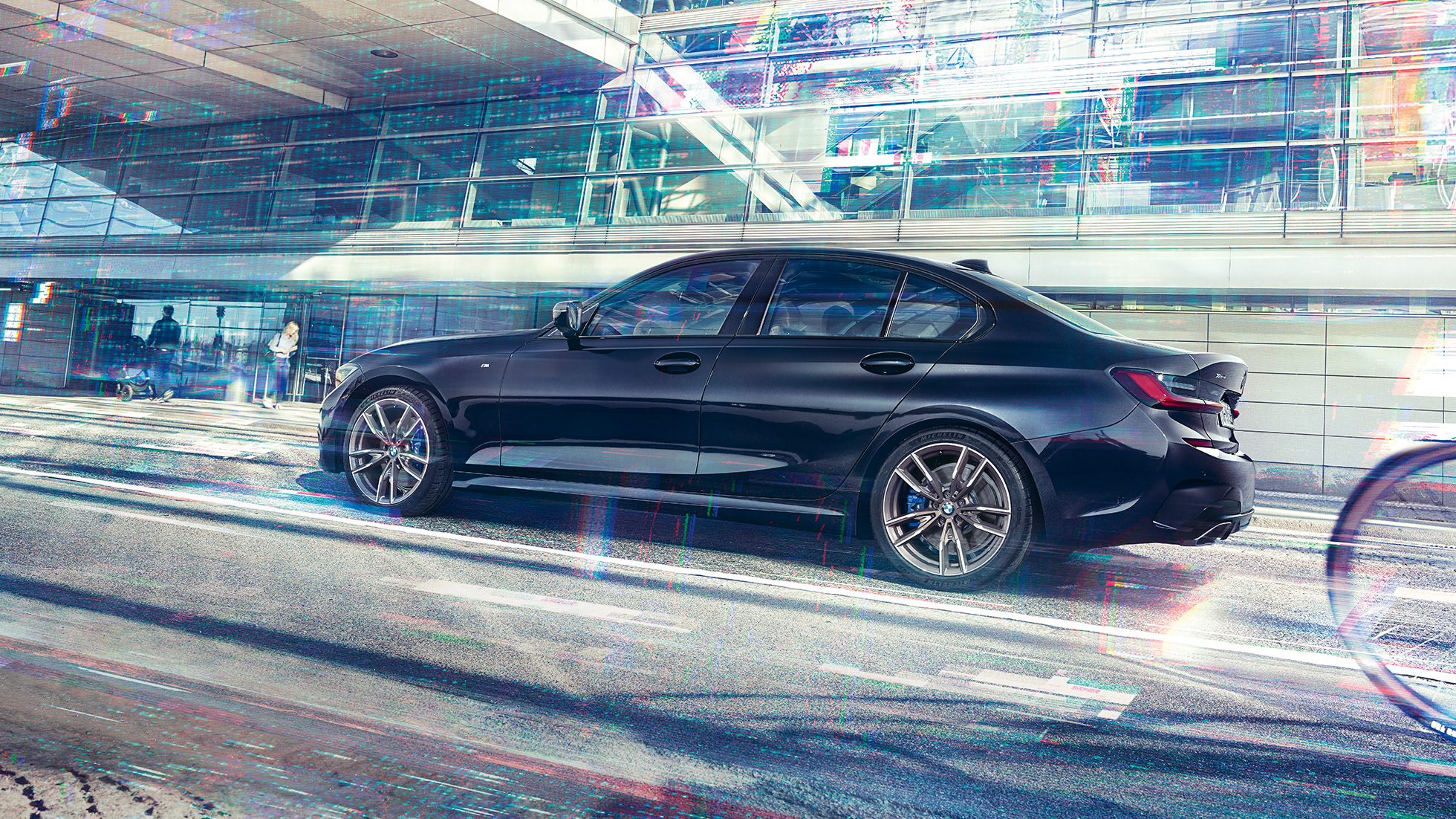 BMW M340i xDrive のサイド・ビュー BMW M340i xDrive G20サファイア・ブラック・メタリックのサイド・ビュー