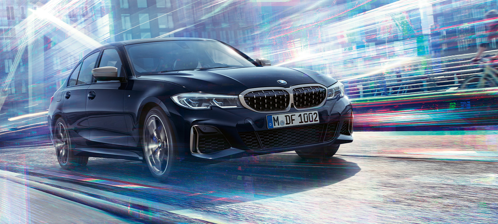 BMW M340i xDrive のデザインとドライビング・ダイナミクス BMW M340i xDriveG20サファイア・ブラック・メタリックのデザインおよびドライビング・ダイナミクス、斜めからのフロント・ビュー