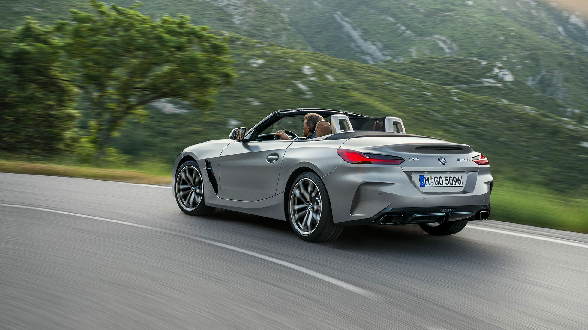 ドライビング・ダイナミクス BMW Z4 M40i G29 BMW Z4ロードスターM40i G29 2019 BMW Individual フローズン・グレー・メタリック 斜めからのリヤ・ビュー 走行中