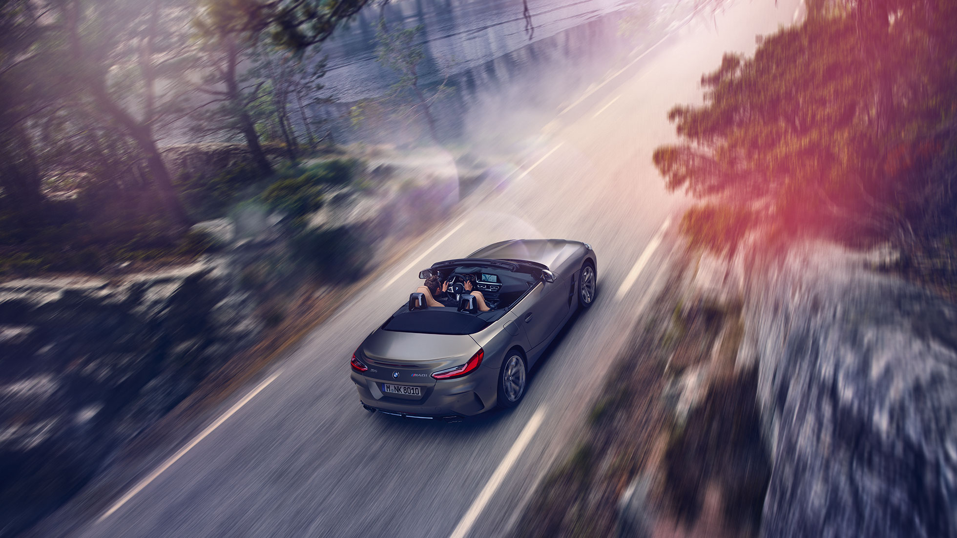 ソフトトップが開いた状態のBMW Z4 M40i G29カブリオレ BMW Z4 M40iロードスターG29 2019カブリオレ BMW Individua lフローズン・グレー・メタリック ソフトトップが開いた状態で走行中 上空からのビュー