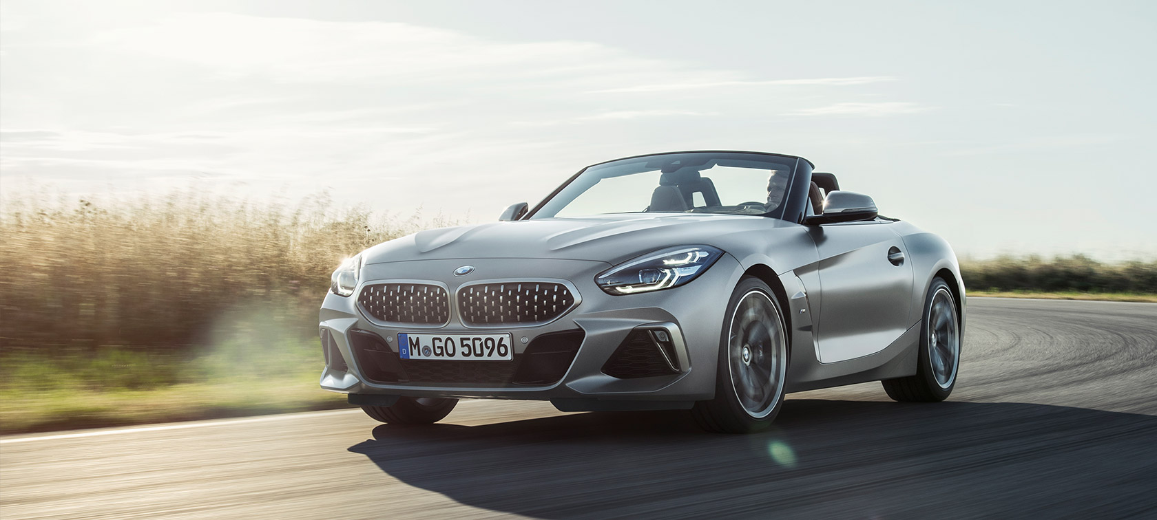 斜めからのフロント・ビュー BMW Z4 M40iロードスター G29 BMW Z4 M40i ロードスター G29 2019 カブリオレ BMW Individual フローズン・グレー・メタリック 走行中 斜めからのフロント・ビュー