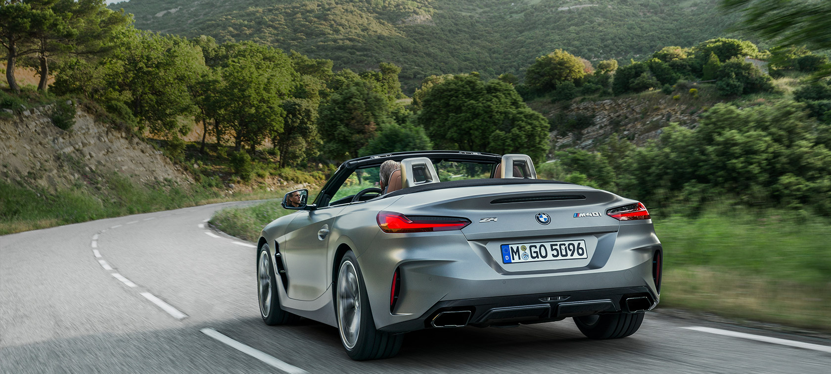 斜めからのリヤ・ビュー BMW Z4 M40i G29 BMW Z4 M40i G29 2019 カブリオレ BMW Individual フローズン・グレー・メタリック 斜めからのリヤ・ビュー